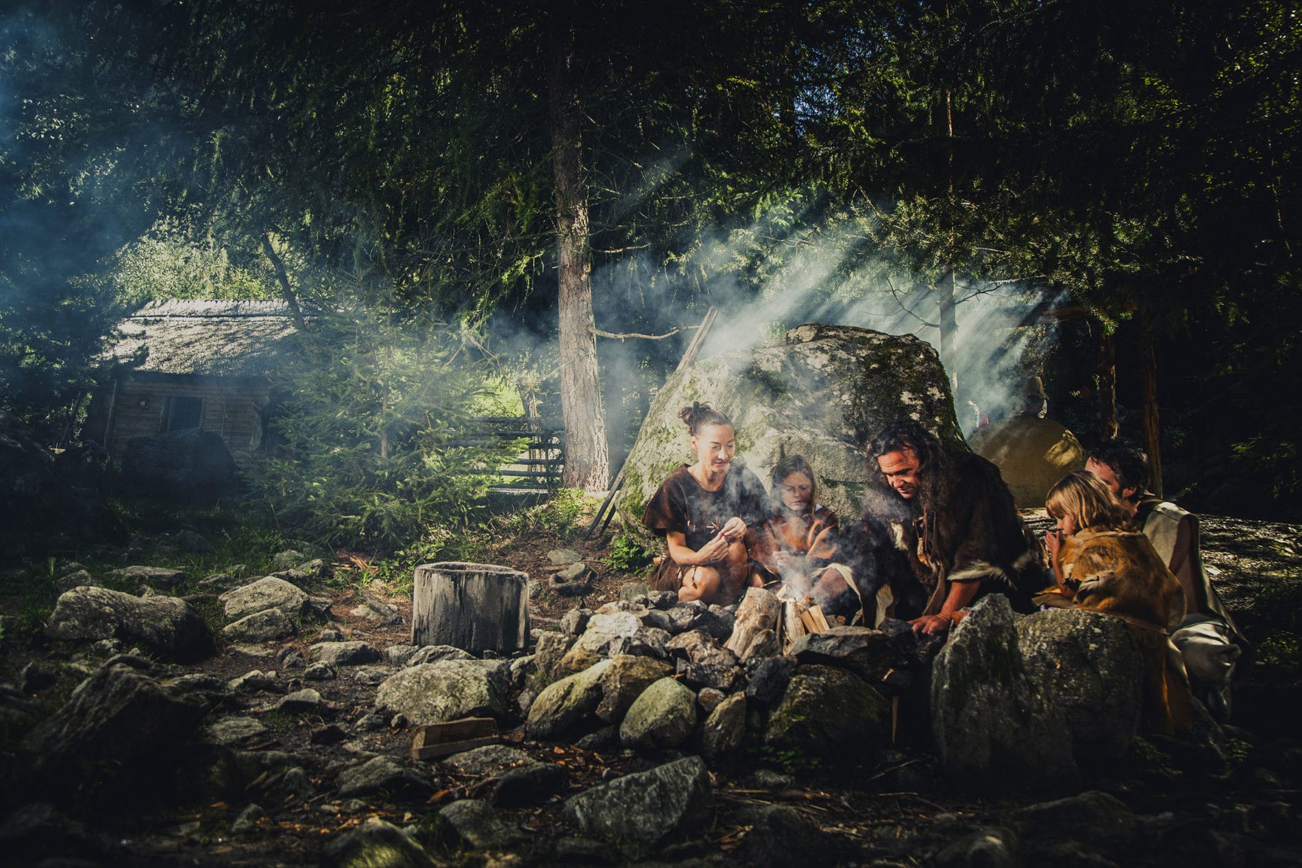 Steinzeitliche Familie am Lagerfeuer